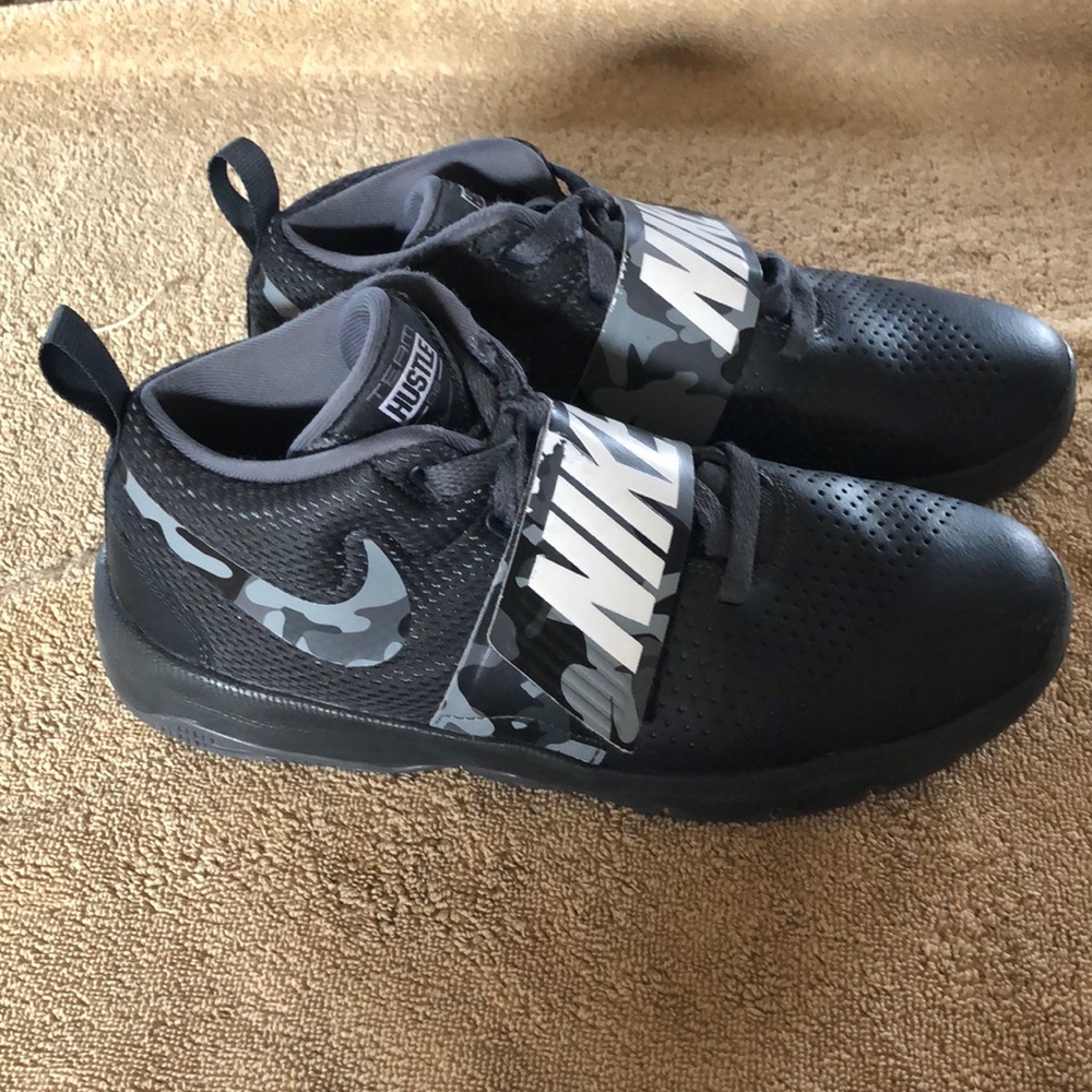 Youth basketball shoes